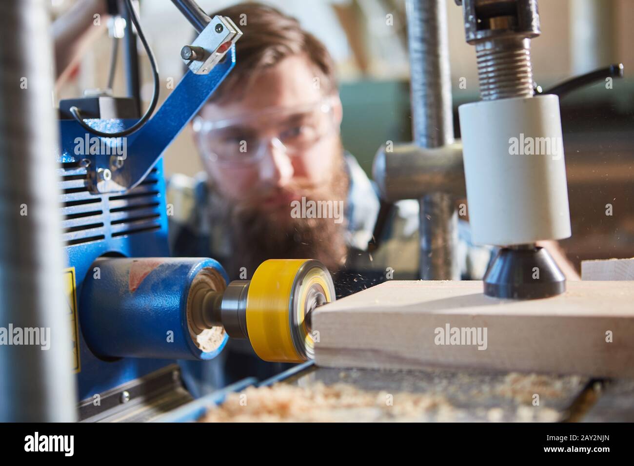 Falegname durante la foratura precisa di tavole di legno con trapano con display laser Foto Stock