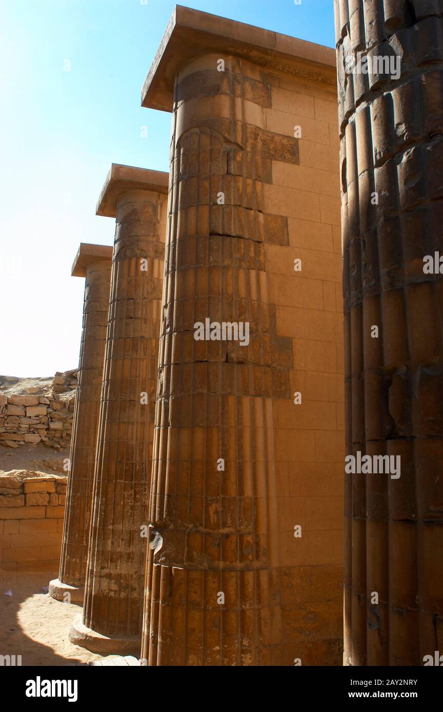 Egitto. Step Pyramid Complesso Di Djoser. 27th secolo a.C. Terza Dinastia. Vecchio Regno. Necropoli di Saqqara. Basso Egitto. Colonne della sala d'ingresso. Foto Stock