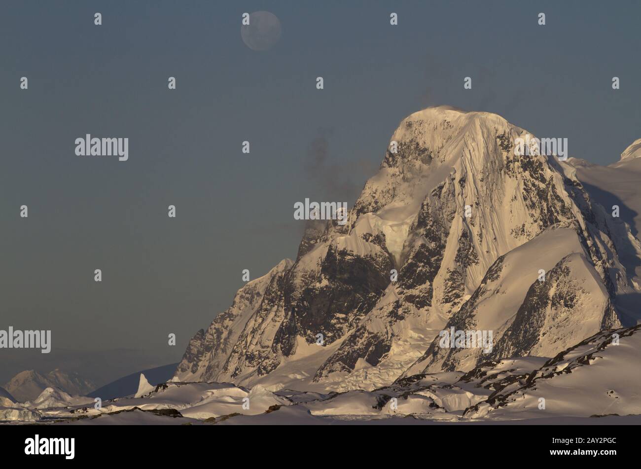 Monte Scott nella penisola antartica al chiaro di luna Foto Stock