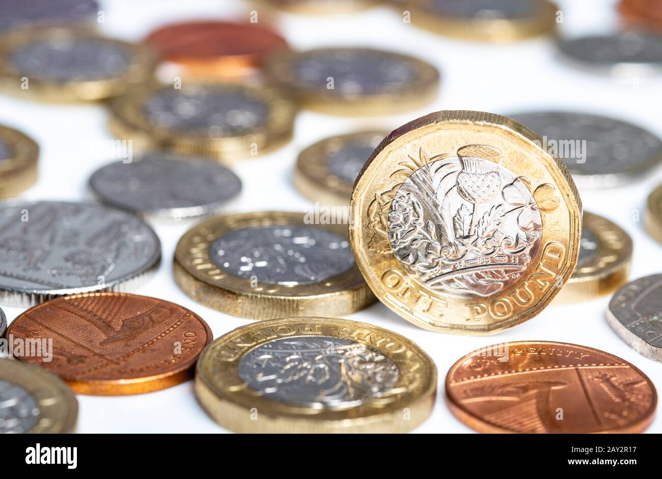 Moneta da sterlina tra le altre monete del regno unito, risparmio o concetto di budget Foto Stock