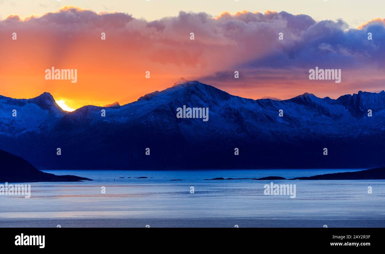 Vista al tramonto verso senja da Sommarøy tromso regione nord della Norvegia a nord del circolo polare artico inverno Foto Stock