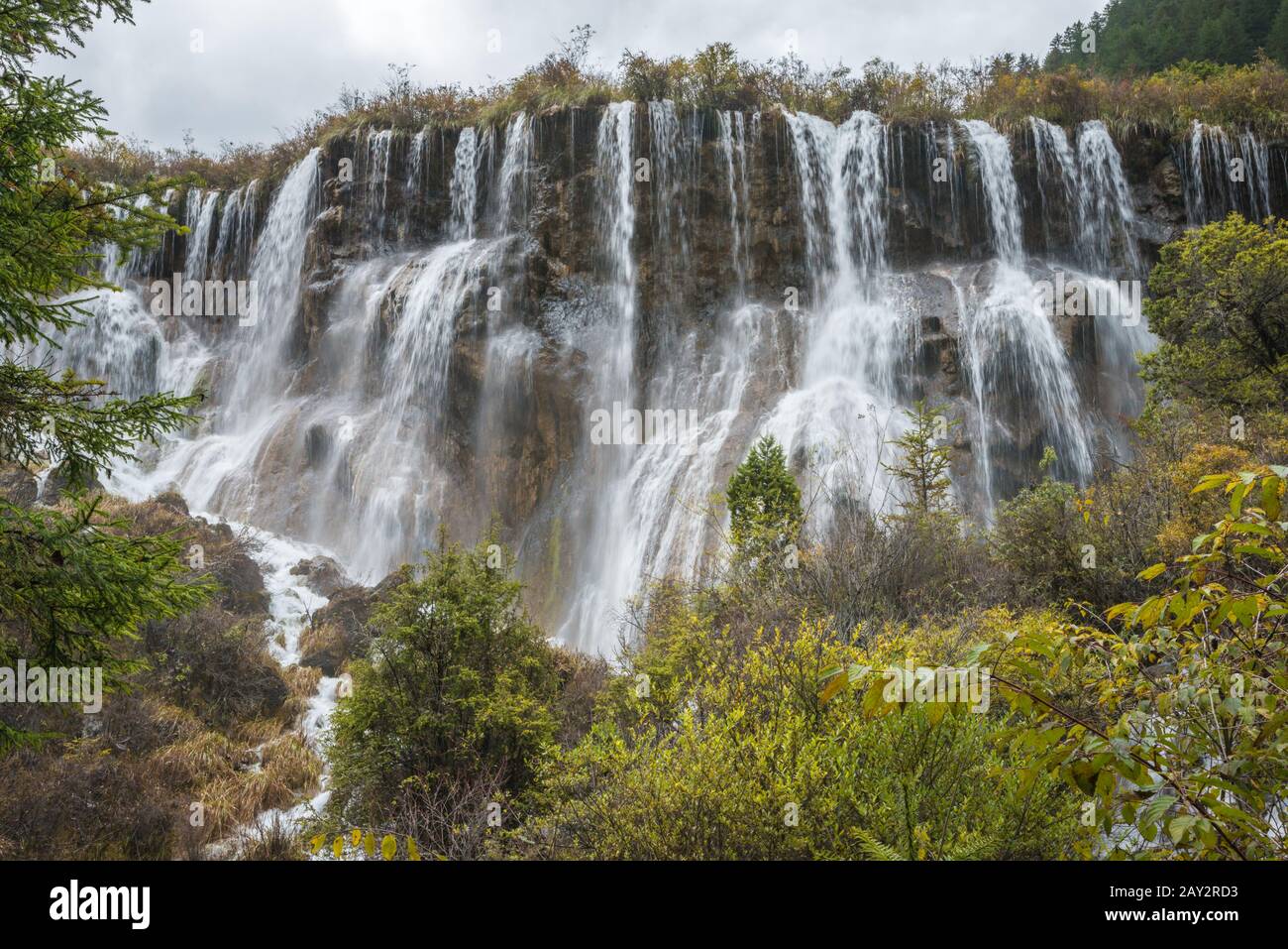 Grande cascata a più livelli nella valle di Jiuzhaigou Foto Stock