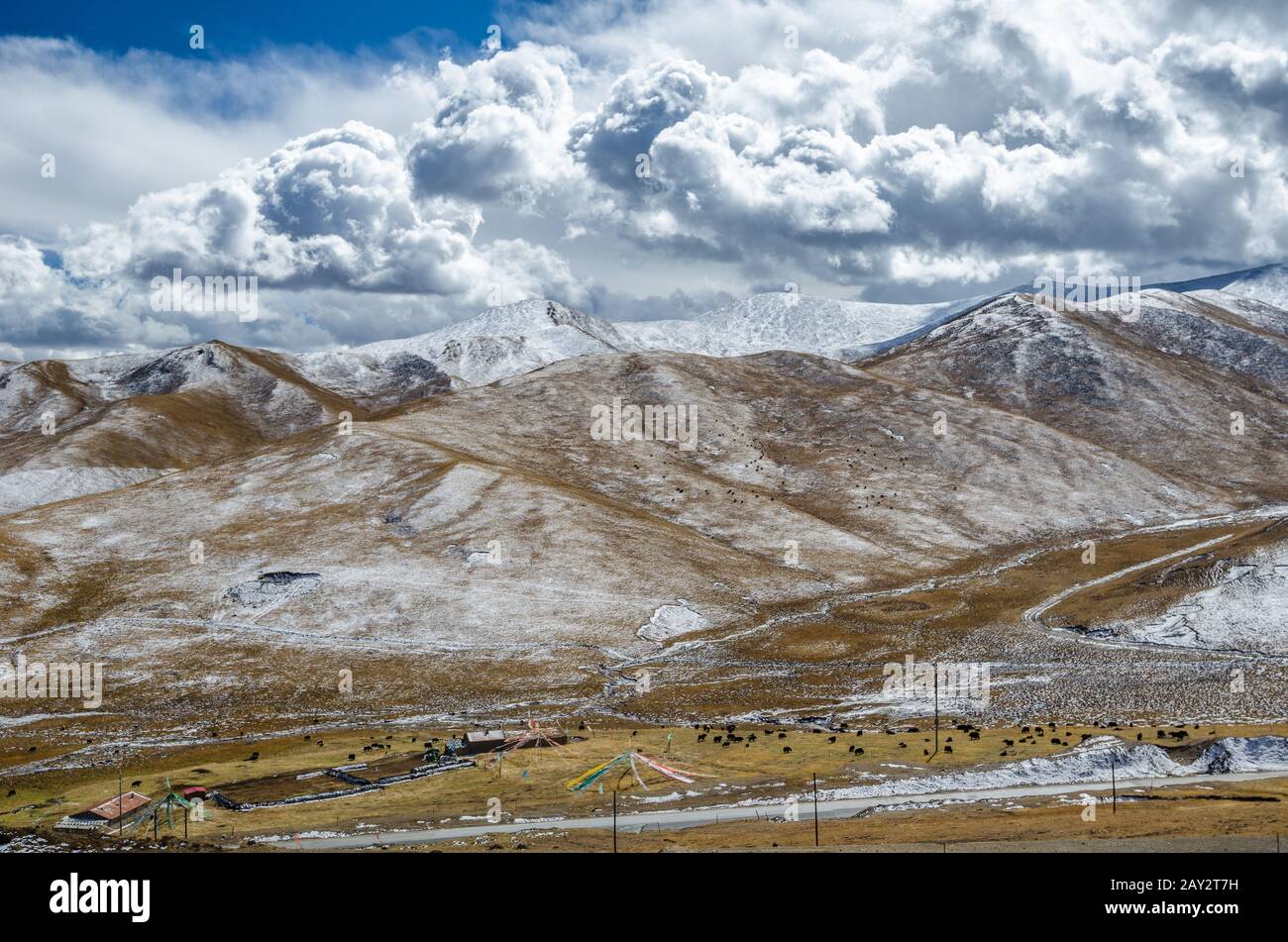 Cielo e montagne nuvolosi tibetani sorprendenti Foto Stock