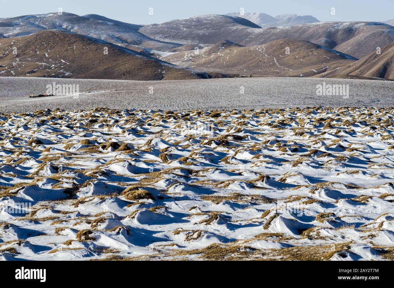 Paesaggio innevato su montagne di alta quota Foto Stock