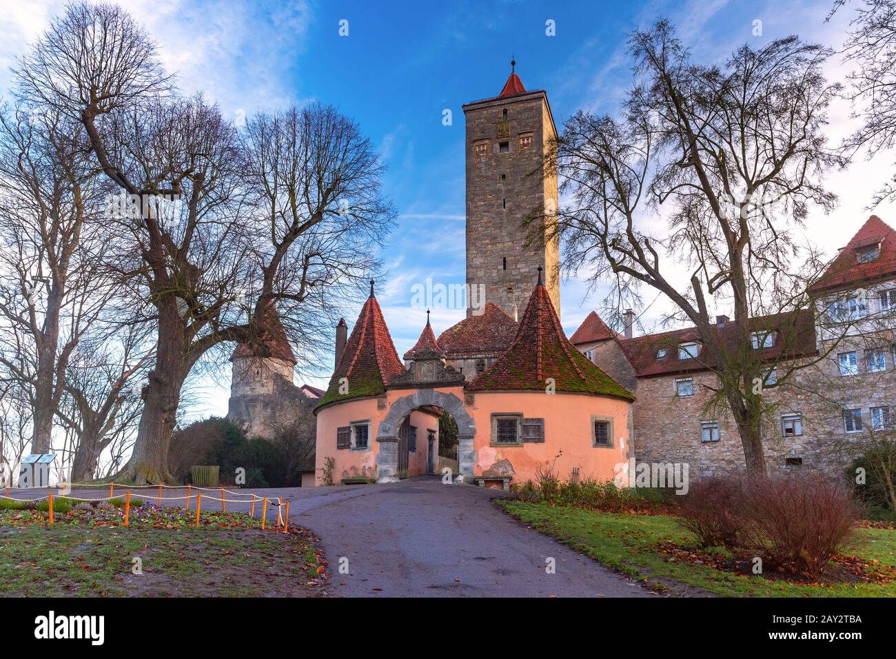 Porta della città occidentale e torre Burgturm e Stadttor nel centro storico medievale di Rothenburg ob der Tauber, Baviera, Germania meridionale Foto Stock