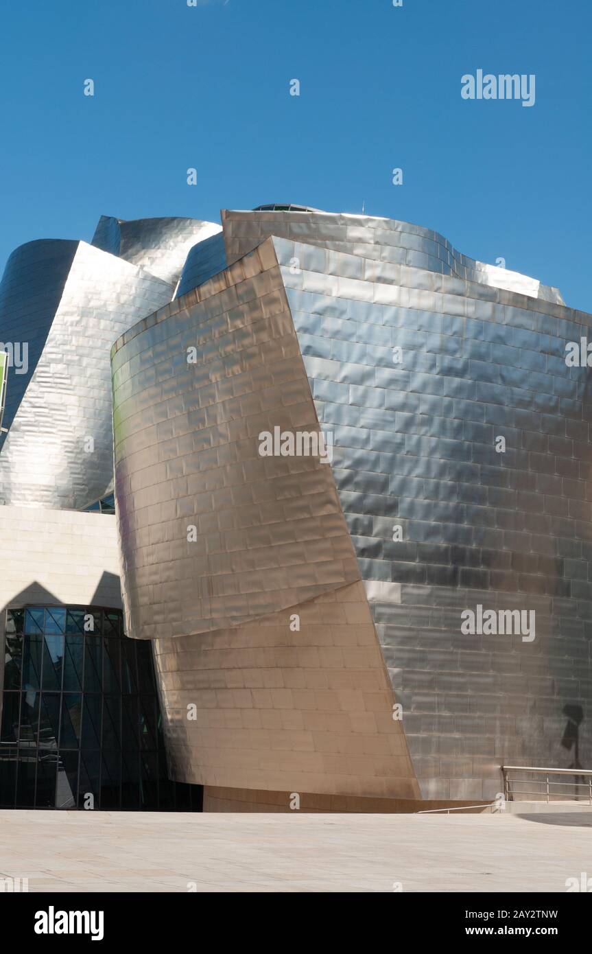 L'architettura esterna del Museo Guggenheim di Bilbao Foto Stock