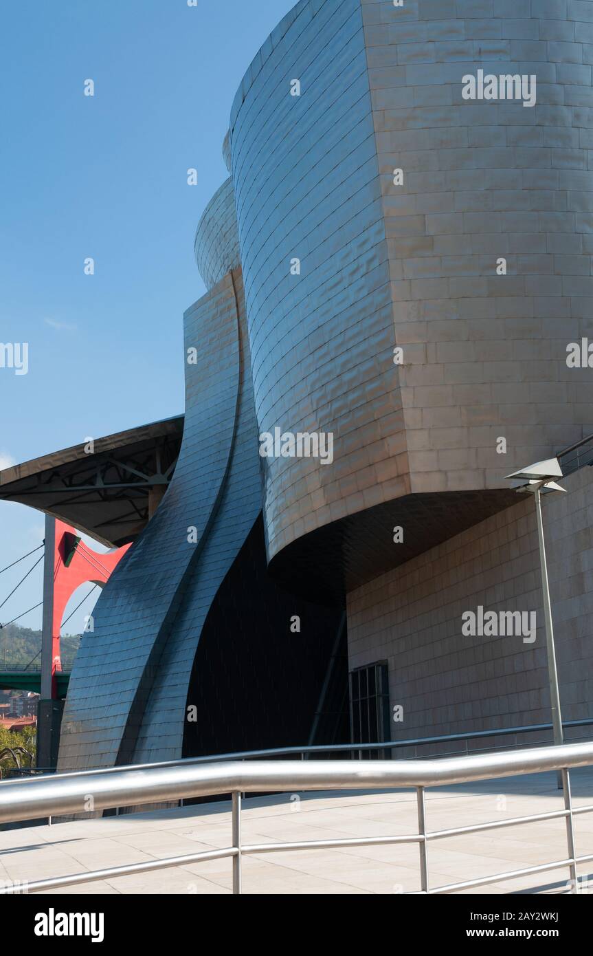 L'architettura esterna del Museo Guggenheim di Bilbao Foto Stock