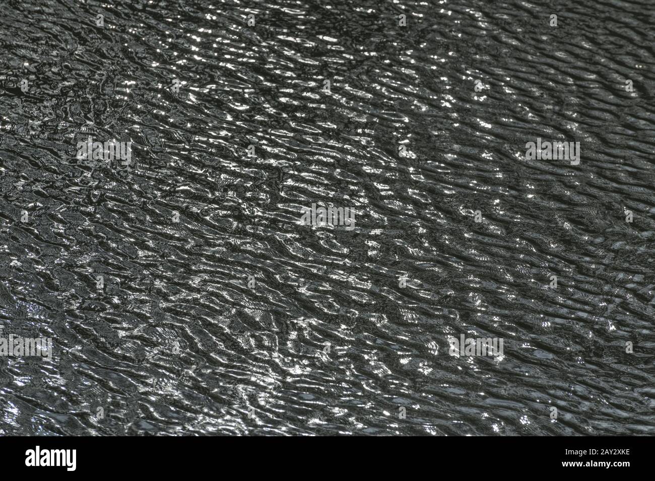 Acque leggermente turbolente sul fiume Fowey, Lostwithiel, Corrnwall. Metafora clima ventilato, effetto ondulazione, riflessi d'acqua, sfondo acquoso. Foto Stock