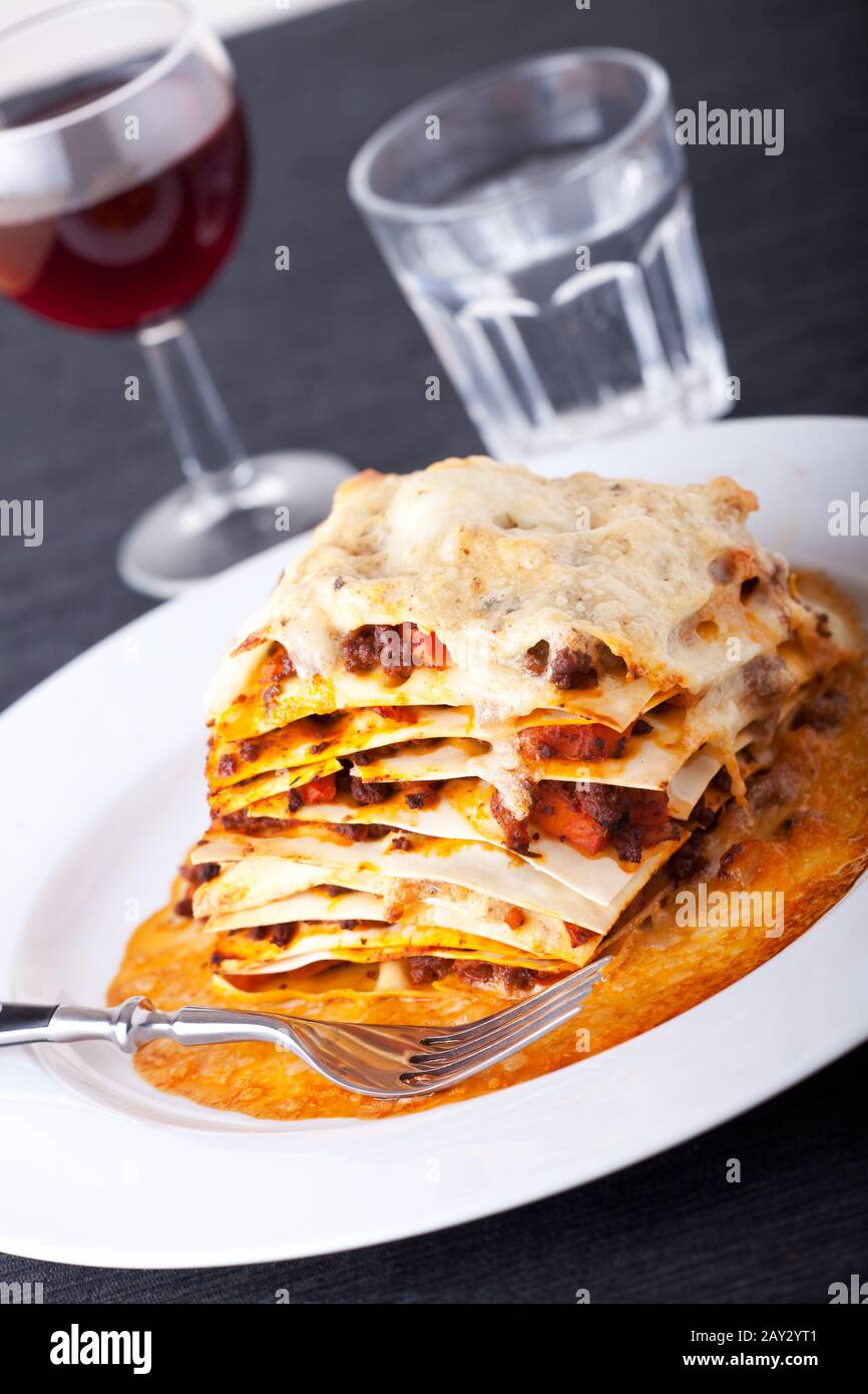 Lasagne con vino rosso Foto Stock