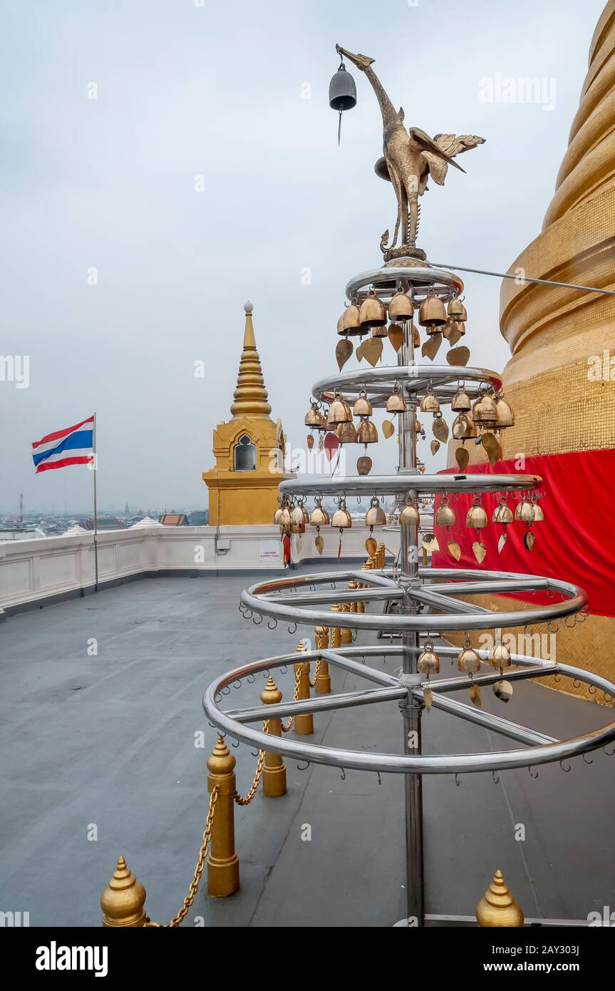 Un dettaglio del tempio di Wat Saket o Golden Mountain sul quale vola la bandiera nazionale tailandese, Bangkok, Thailandia Foto Stock