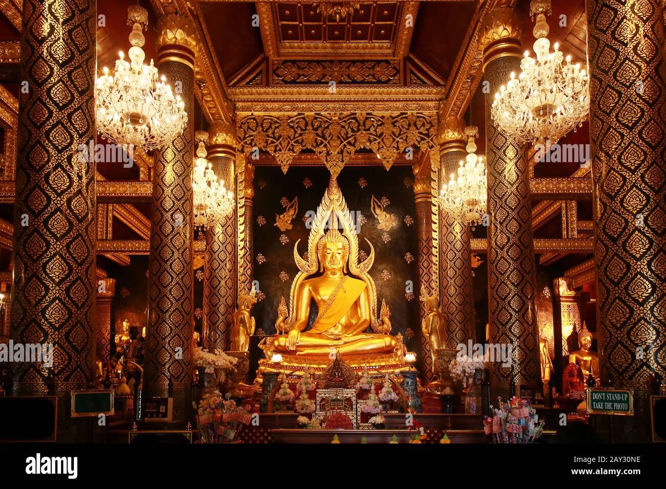 Bella grande statua del buddha dorato nome Phra Phuttha Chinnarat Wat Phra si Rattana Mahathat tempio. Calma e pacifica faccia del culto buddha statua Foto Stock