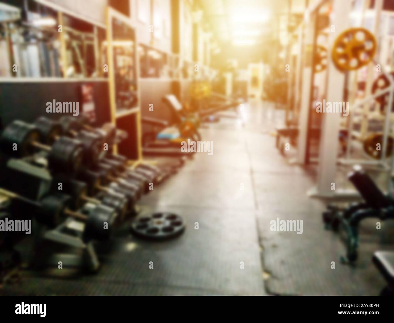 abstract blur dumbbell e attrezzature per il sollevamento pesi in palestra fitness sfondo. esercizio e allenamento per una vita sana concetto Foto Stock