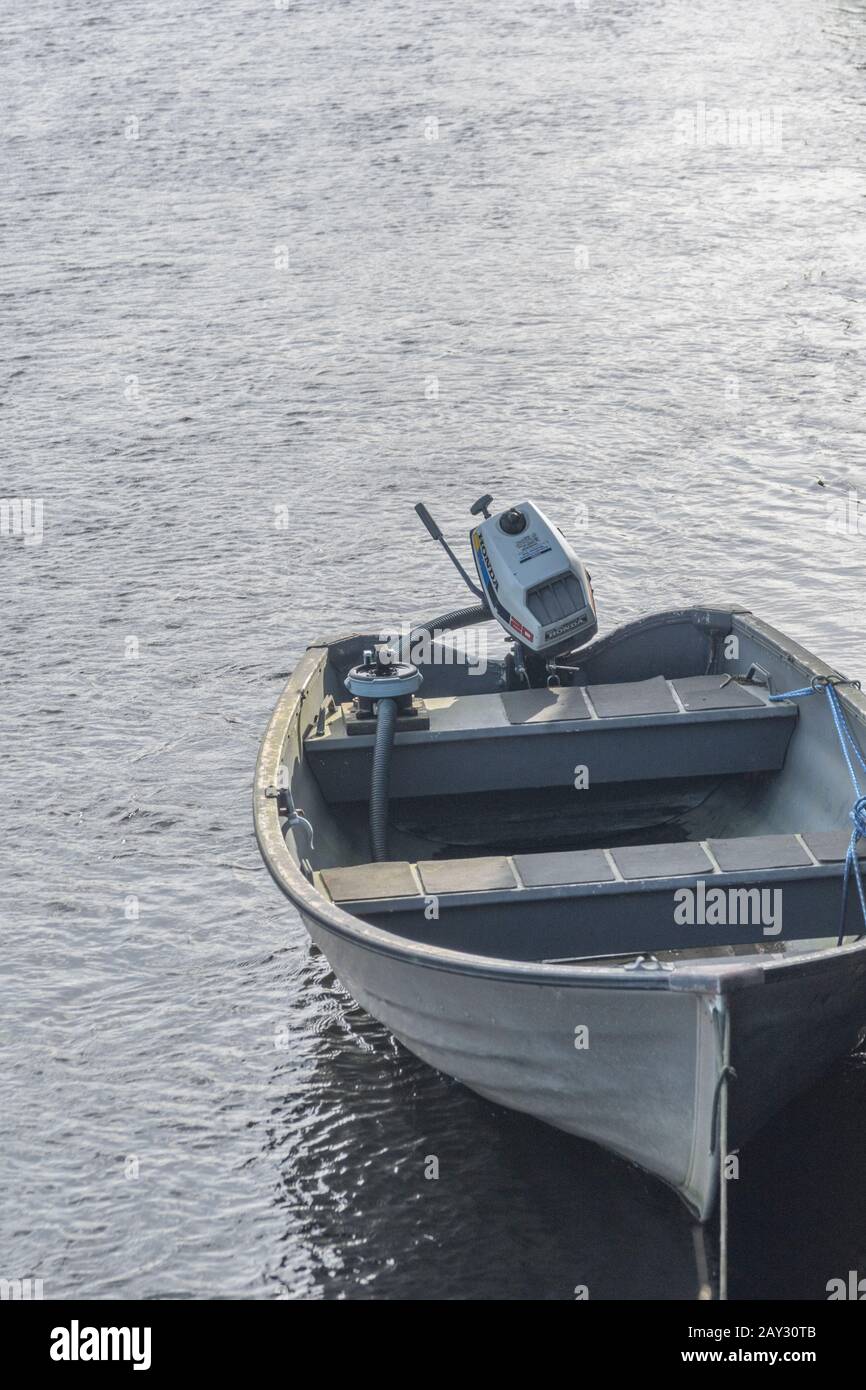 Piccola barca a motore sul fiume Fowey a Lostwithiel, Cornovaglia. Il motore è un piccolo marchio Honda fuoribordo ma il modello è sconosciuto. Foto Stock