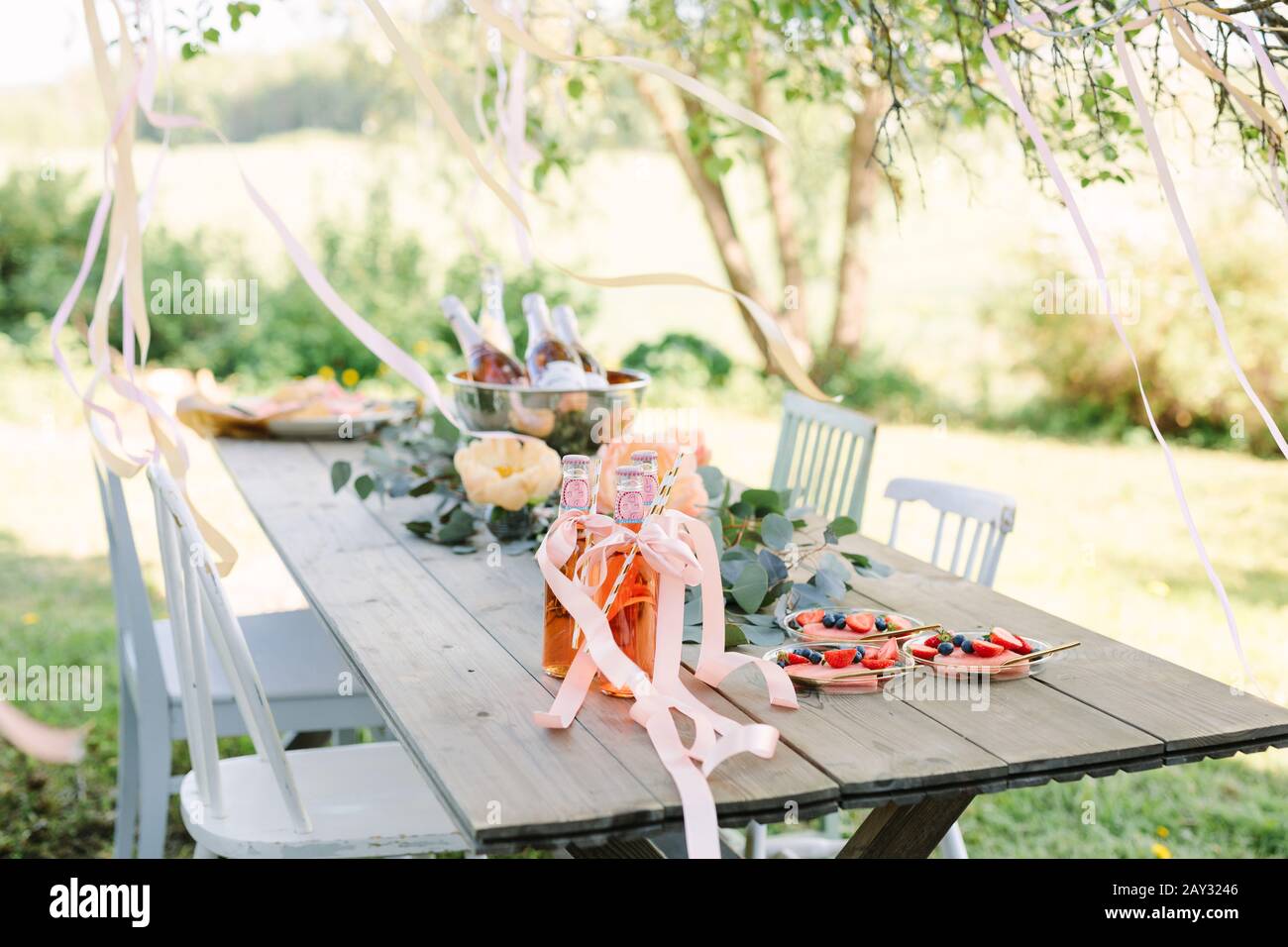 Tavolo per feste in giardino Foto Stock