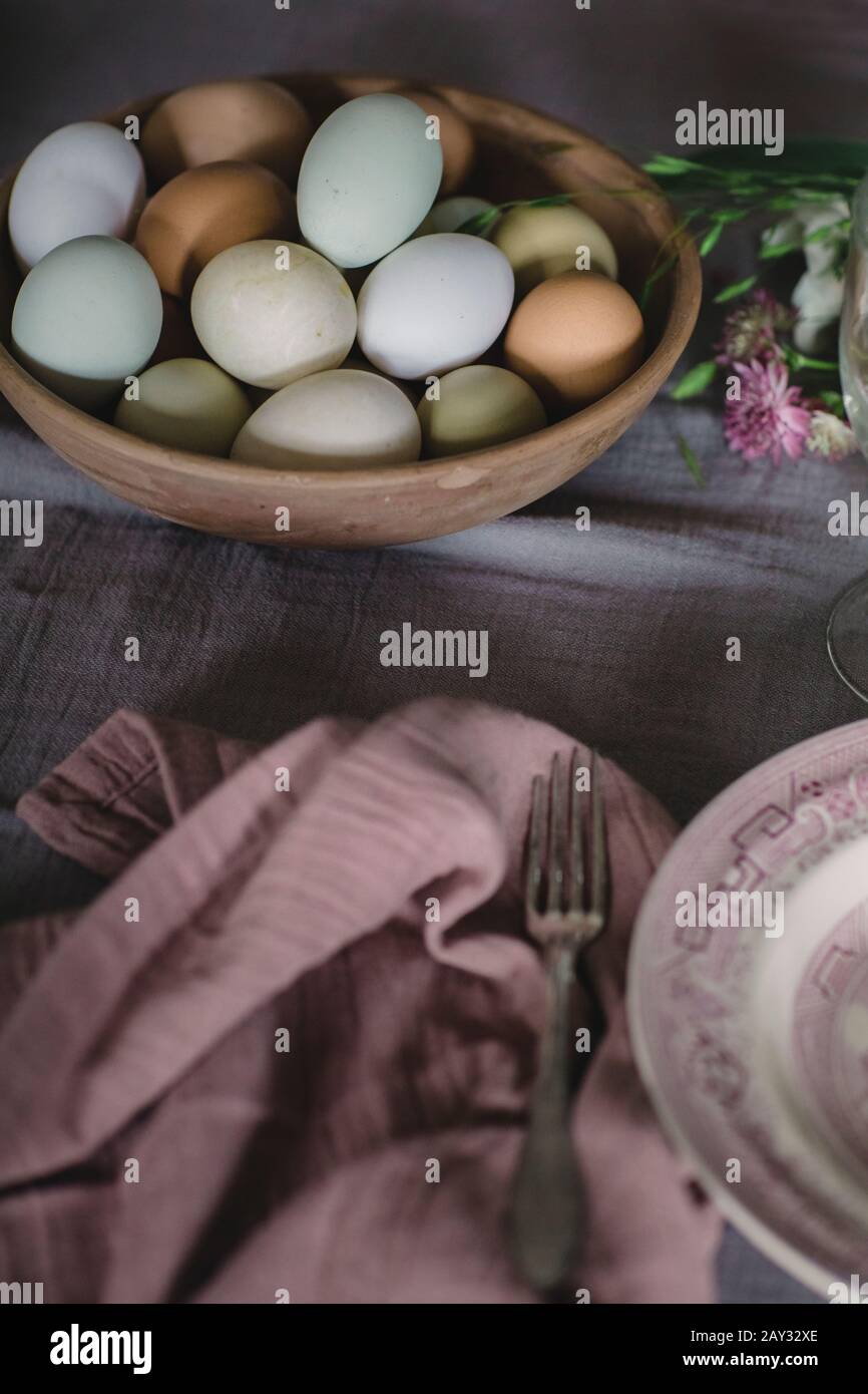 Uova in ciotola Foto Stock