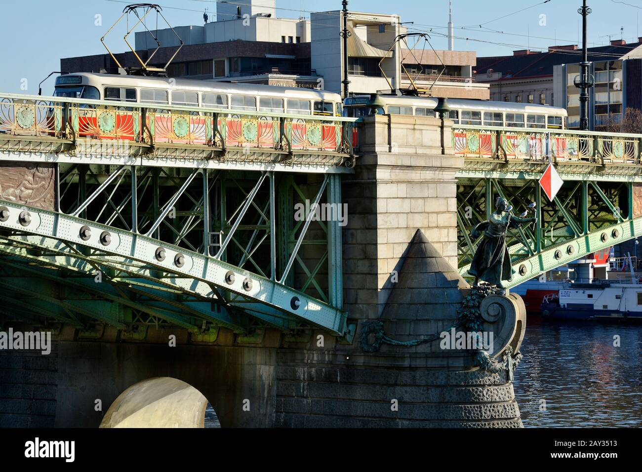 Praga, Repubblica Ceca - Dicembre 3rd 2015: Tram pubblico che attraversa il ponte di Cech, aka Cechuv, La Maggior Parte sul fiume Moldau Foto Stock