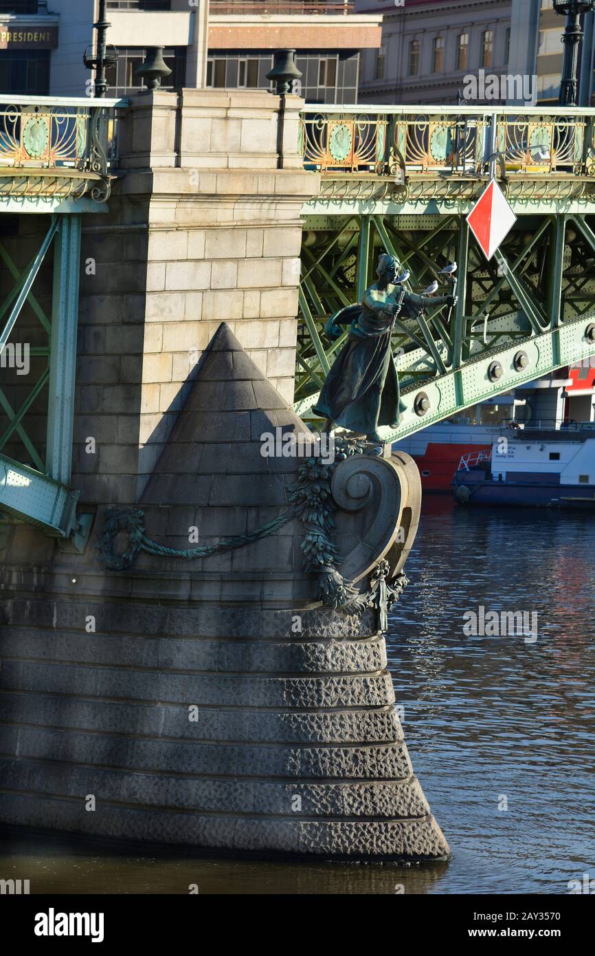 Praga, Repubblica Ceca - Cech bridge aka Cechuv La Maggior Parte sul fiume Moldau con scultura in stile art nouveau Foto Stock