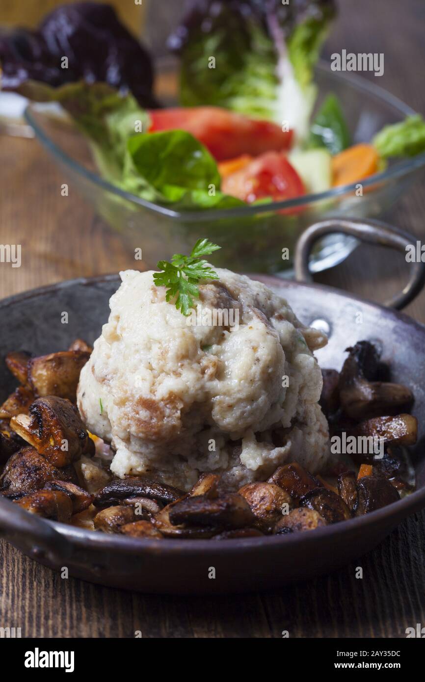 Gnocchi di patate con sugo di funghi Foto Stock