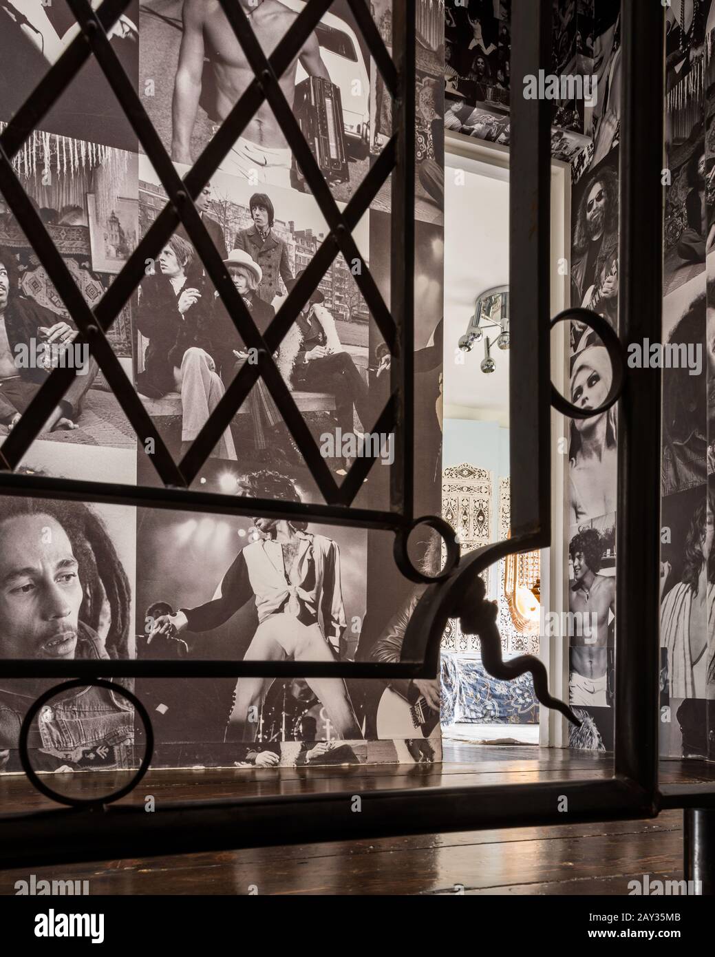 Fotografie di musicisti nel corridoio Foto Stock