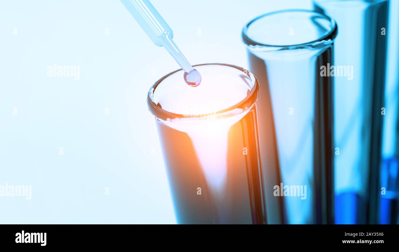 Chiudere la pipetta contagocce il campione di soluzione blu nella provetta in laboratorio. Scienza reseaching e nanotecnologia concetto di biologia. Attenzione selettiva Foto Stock