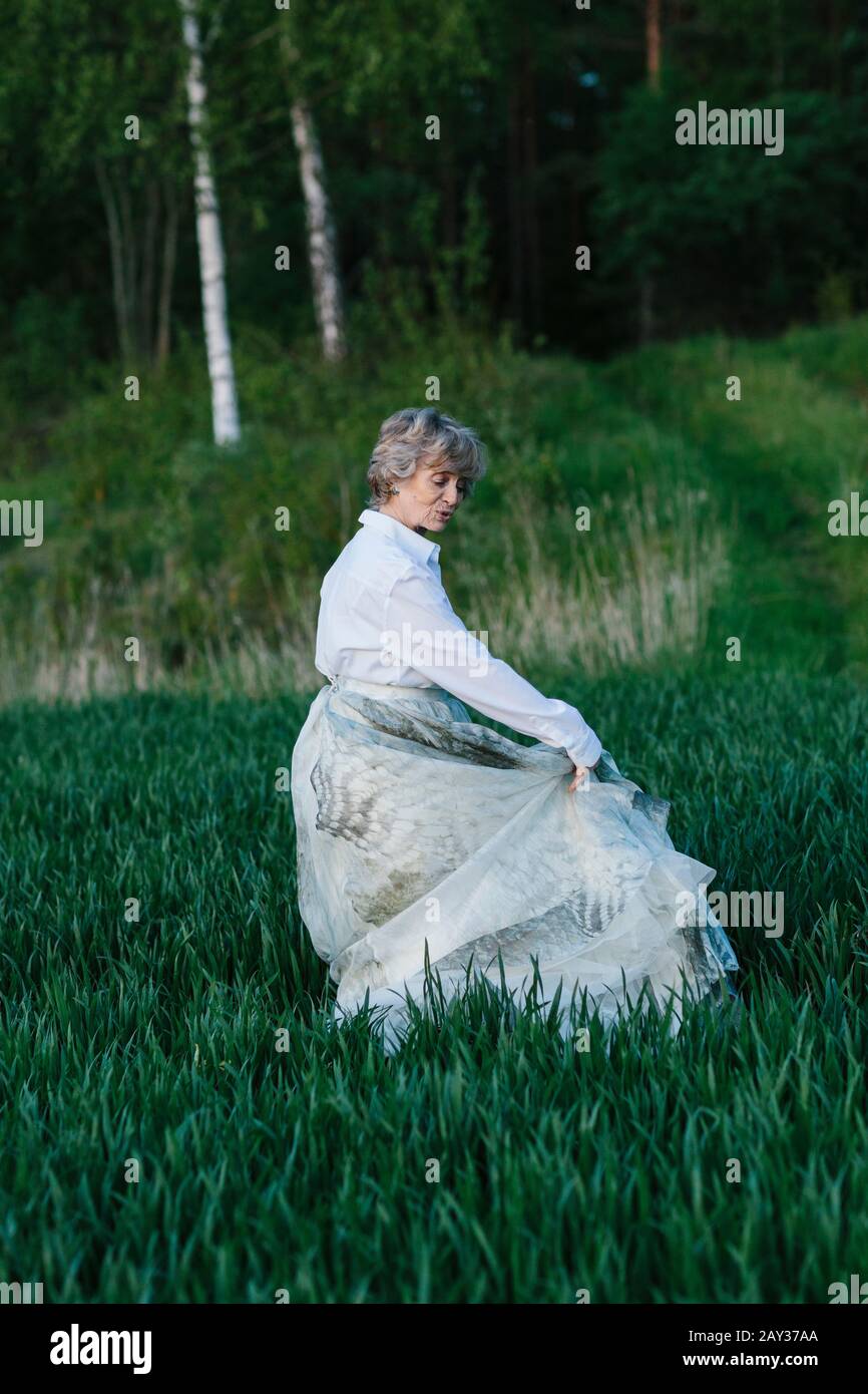 Donna senior sul campo Foto Stock