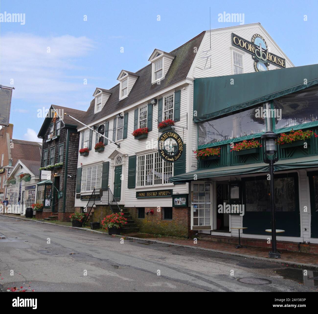 Newport, Rhode Island - Settembre 2017: Facciata colorata della Clarke Cooke House, un sofisticato ristorante al Bannister's Wharf. Foto Stock