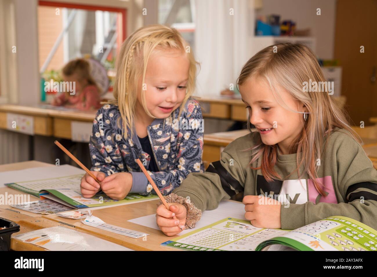 Ragazze sorridenti in classe Foto Stock