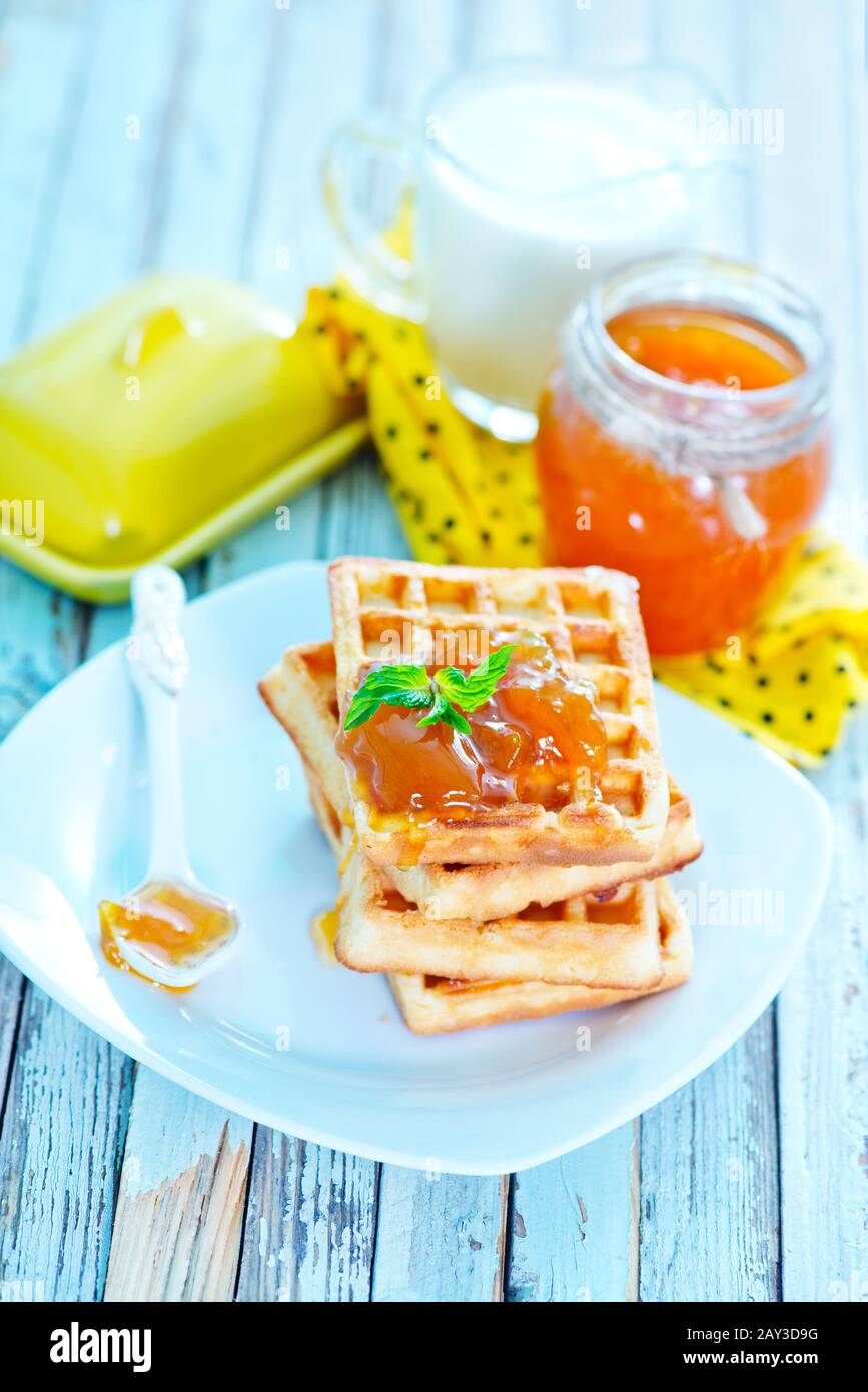 waffle con marmellata di albicocche Foto Stock
