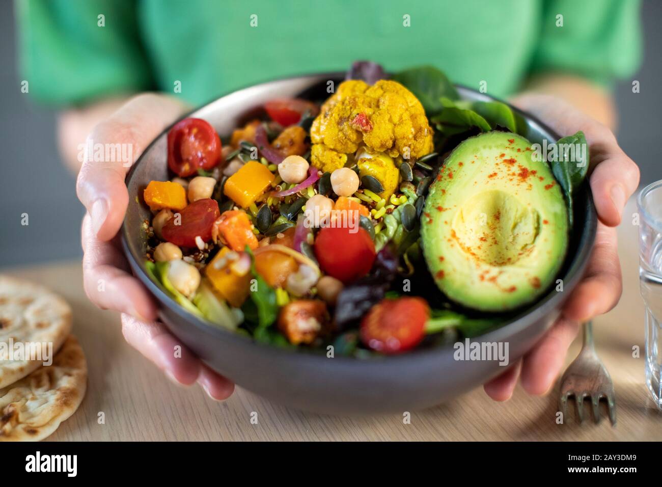 Close Up Of Woman Mangiare Sano Vegan Pasto In Bowl Foto Stock