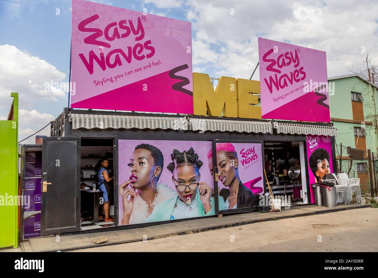 Johannesburg, Sudafrica , 4 ottobre - 2019: Parrucchiere Salon in township in contenitore di spedizione convertito. Foto Stock
