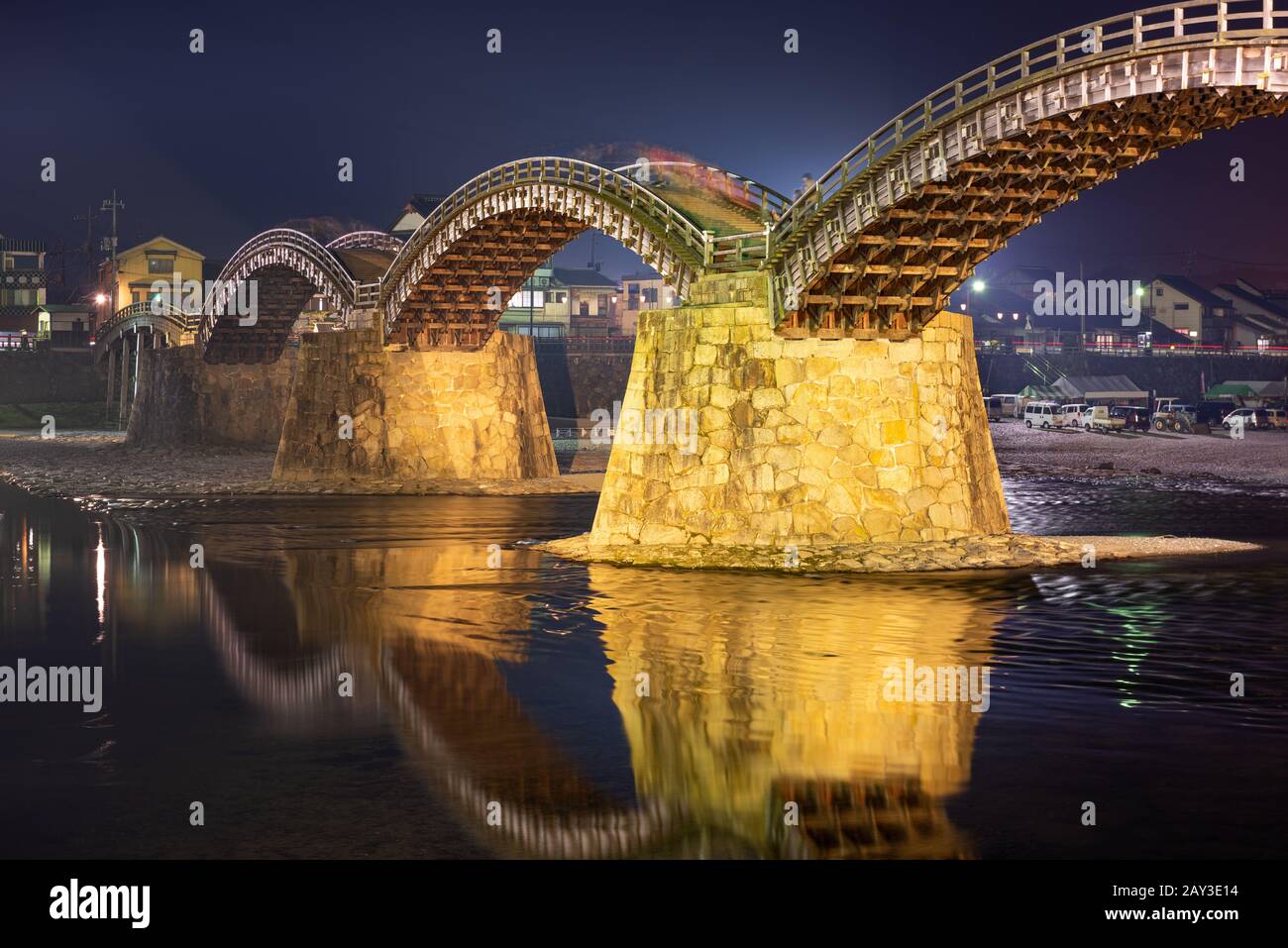 Iwakuni, Hiroshima, Giappone a ponte Kintaikyo di notte. Foto Stock