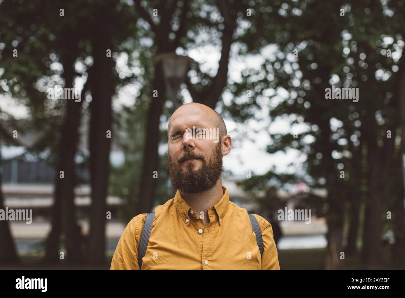 Uomo con gli occhi chiusi Foto Stock