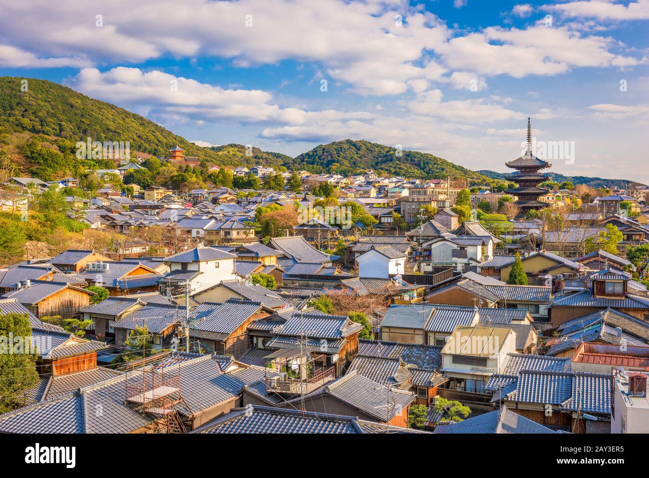 Kyoto, lo skyline della citta' vecchia del Giappone nel quartiere Higashiyama nel pomeriggio. Foto Stock