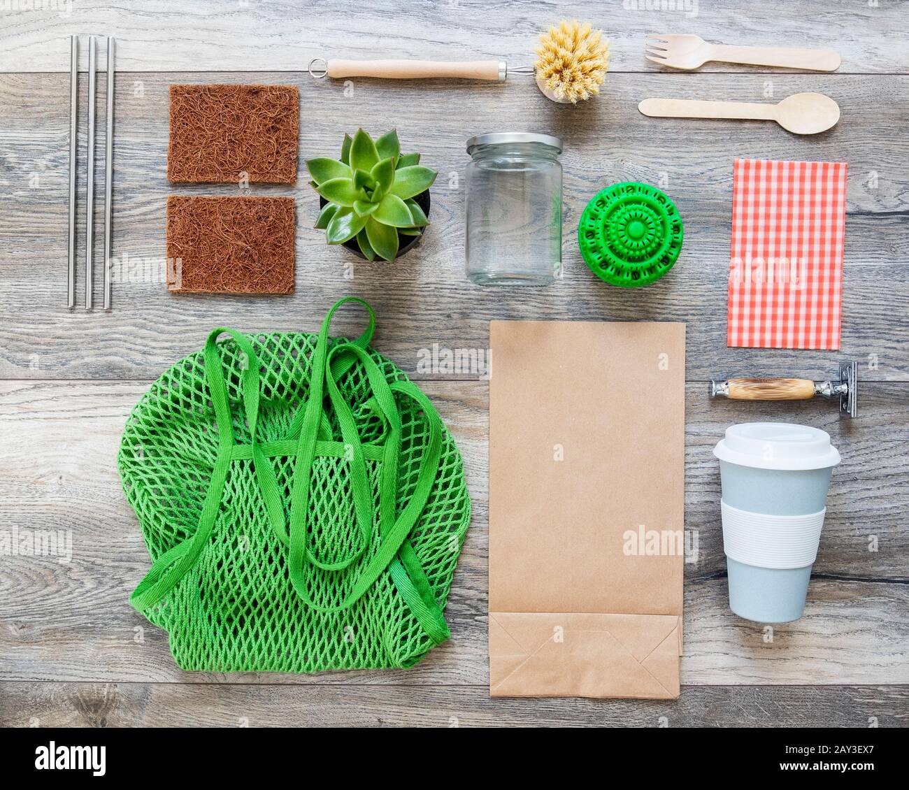 Flat Lay Shot Of Plastic Free Eco Products With Reusable Or Sustainable Zero Waste Products On Wooden Background With Metal Staws Carta Da Taglio In Legno Foto Stock