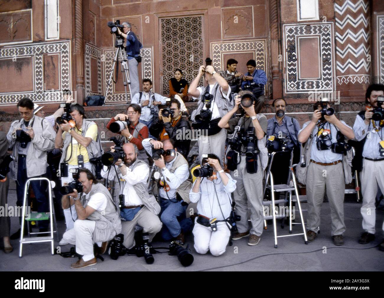 ‘Ratpack’ fotografi stampa in posizione per l'arrivo della principessa Diana HRH al Taj Mahal; Agra; India 1992 Foto Stock