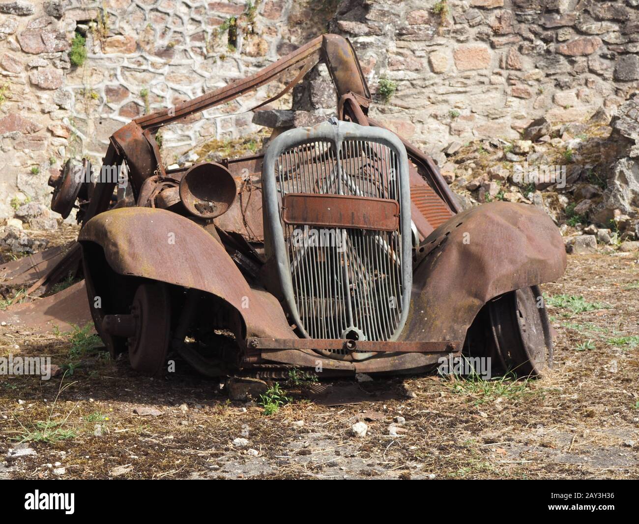 Bombardati guerra mondiale arrugginita due auto al villaggio Oradour-sur-Glane, dipartimento Haute-Vienne, Limousin, Francia centro-occidentale, Europa Foto Stock