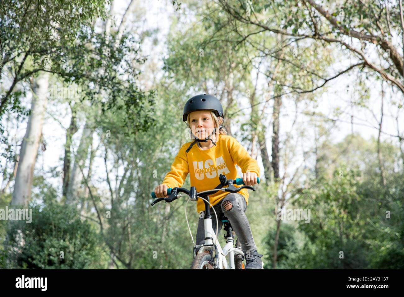 Ragazza in bicicletta in estate Foto Stock