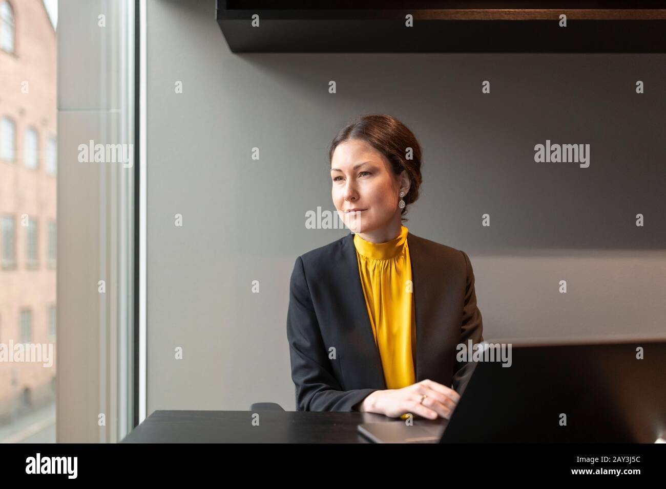 Riflessivo imprenditrice in office Foto Stock