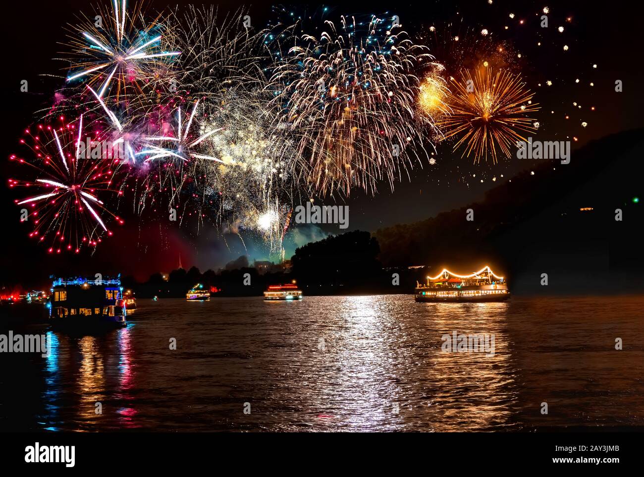 Fuochi d'artificio sulla valle del reno. Rhein a Flammen (Reno in Flames), festival tradizionale in Germania Foto Stock