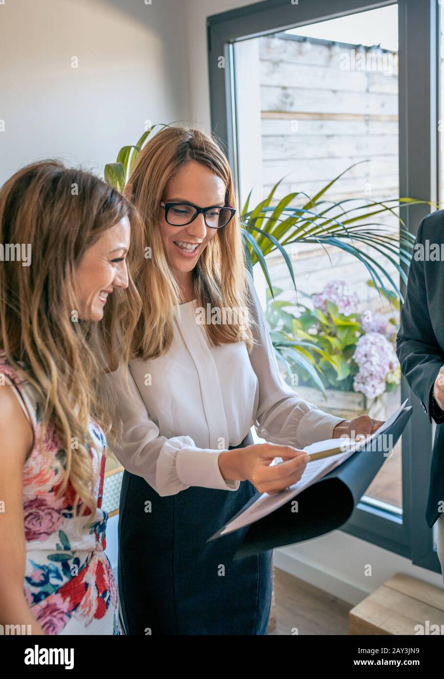 Donne d'affari che hanno un incontro informale di lavoro Foto Stock