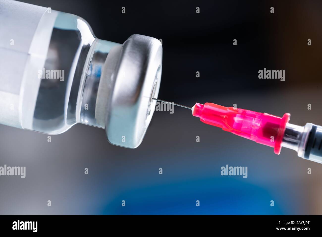 Close-up di riempimento della siringa di vaccino in clinica Foto Stock