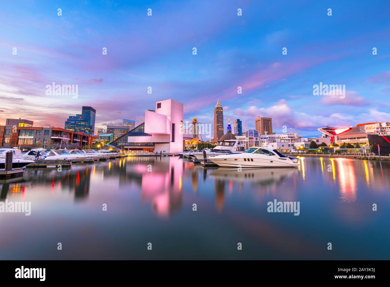 Cleveland, Ohio, Stati Uniti d'America downtown skyline della città e del porto al crepuscolo. Foto Stock