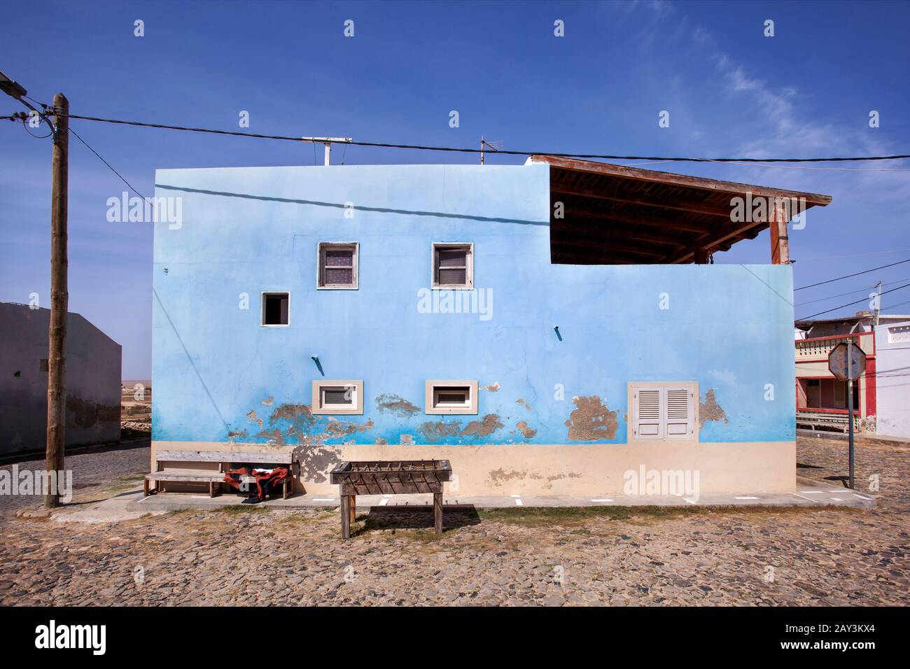 Vecchio tavolo da calcio di fronte a una casa blu a Bofareira sull'isola Boa Vista di Capo Verde Foto Stock