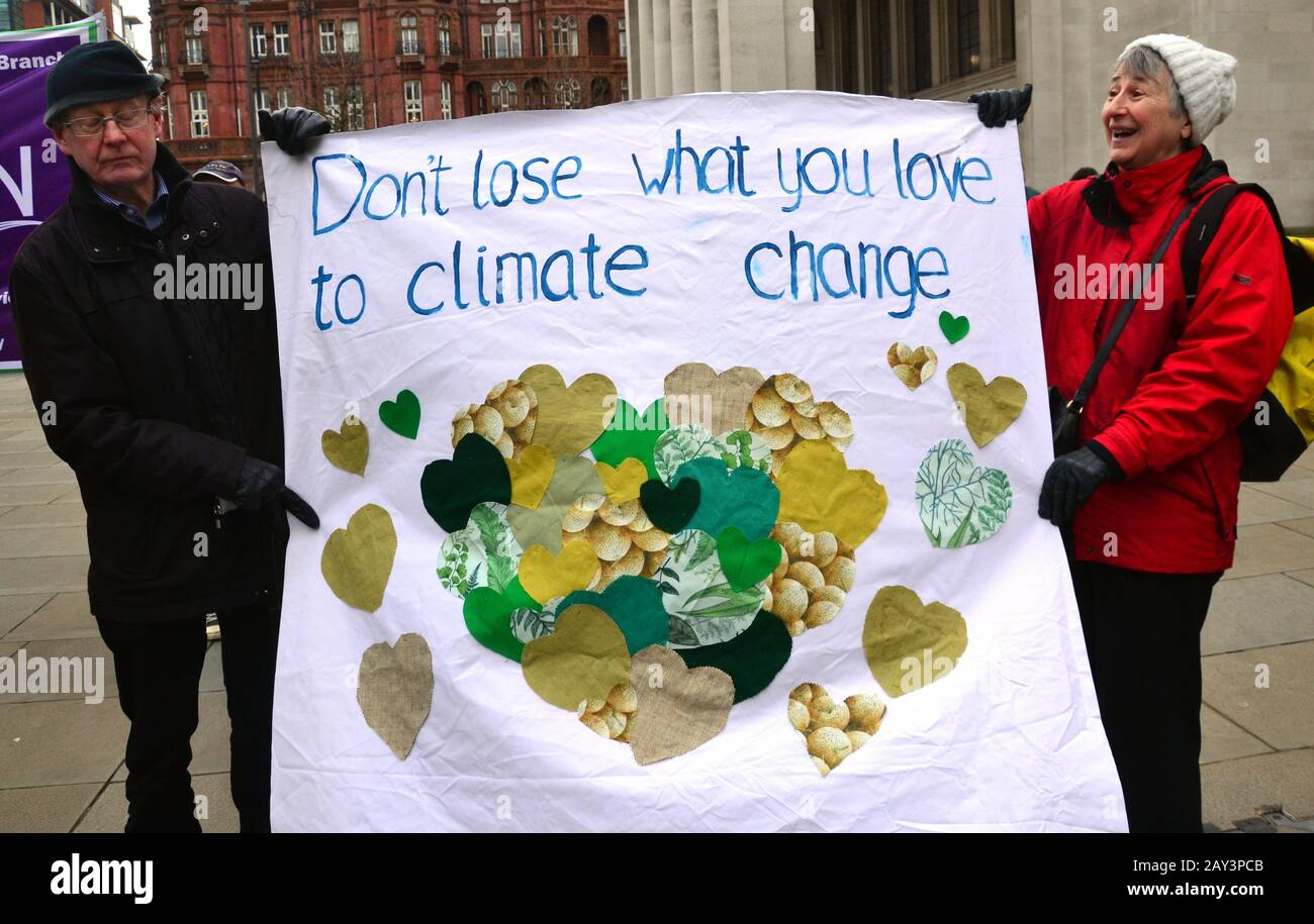 Gli adulti sostengono i giovani che esercitano pressioni per prevenire i cambiamenti climatici in occasione della protesta sul clima del Manchester Youth Strike 4 tenutasi il 14 febbraio 2020 a Manchester, Regno Unito. Gli organizzatori affermano: "Student Climate Network (UKSCN) è un gruppo di persone per lo più sotto i 18 anni che scendono in piazza per protestare contro la mancanza di azione del governo sulla crisi climatica. Stiamo mobilitando un numero senza precedenti di studenti per creare un movimento forte e inviare un messaggio che siamo stanchi di essere ignorati”. Foto Stock Gli adulti sostengono i giovani che esercitano pressioni per prevenire i cambiamenti climatici in occasione della protesta sul clima del Manchester Youth Strike 4 tenutasi il 14 febbraio 2020 a Manchester, Regno Unito. Gli organizzatori affermano: "Student Climate Network (UKSCN) è un gruppo di persone per lo più sotto i 18 anni che scendono in piazza per protestare contro la mancanza di azione del governo sulla crisi climatica. Stiamo mobilitando un numero senza precedenti di studenti per creare un movimento forte e inviare un messaggio che siamo stanchi di essere ignorati”. Foto Stock