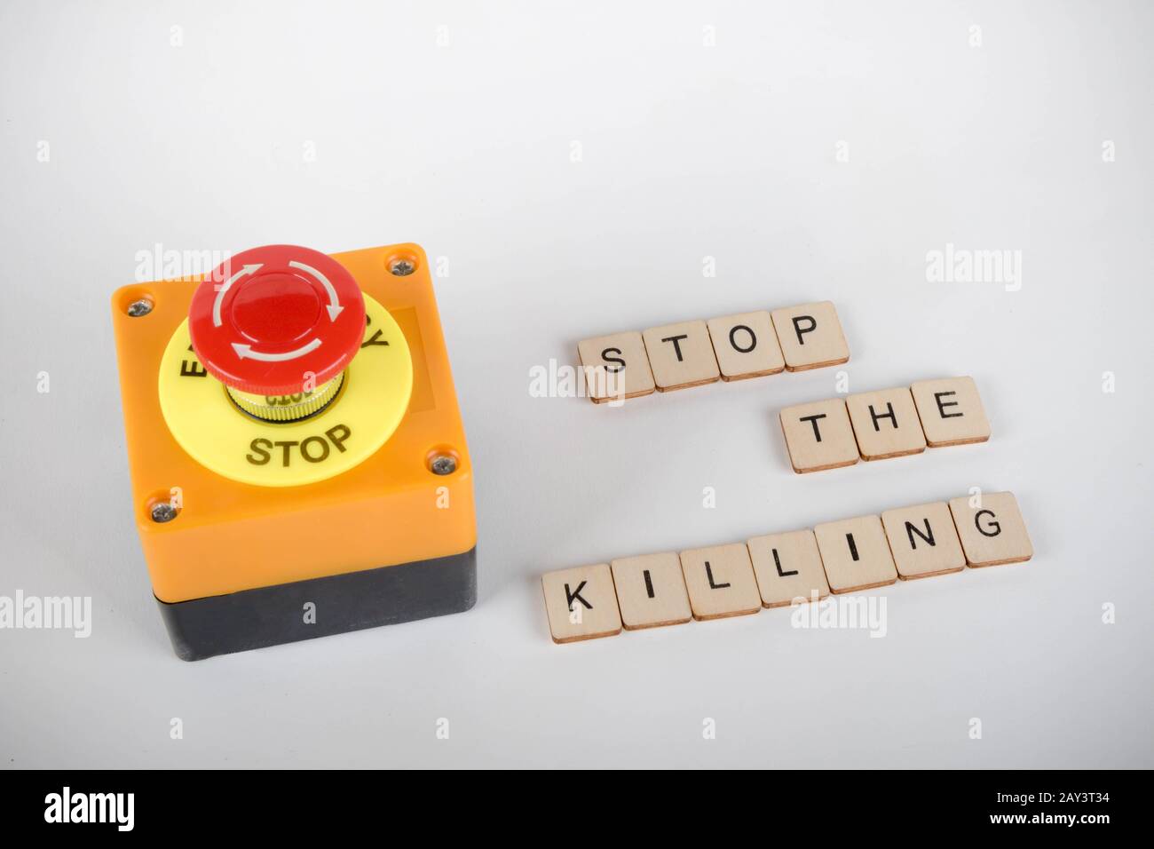 Un pulsante di arresto di emergenza industriale con un segno di lettura Stop The Killing Foto Stock