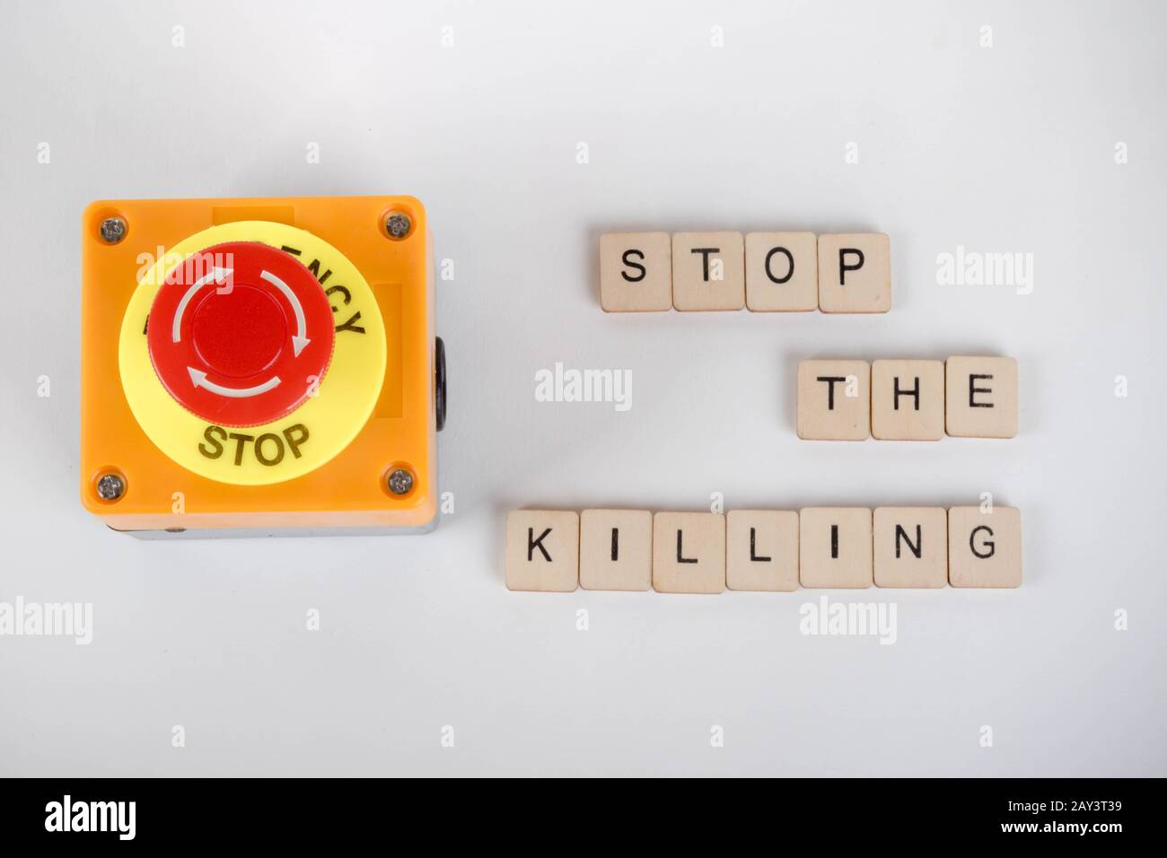 Un pulsante di arresto di emergenza industriale con un segno di lettura Stop The Killing Foto Stock