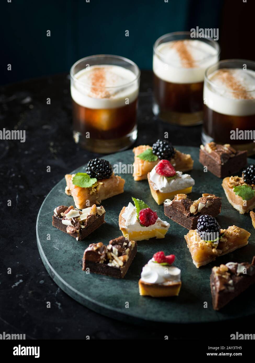 Dolce dessert con bevande sullo sfondo Foto Stock