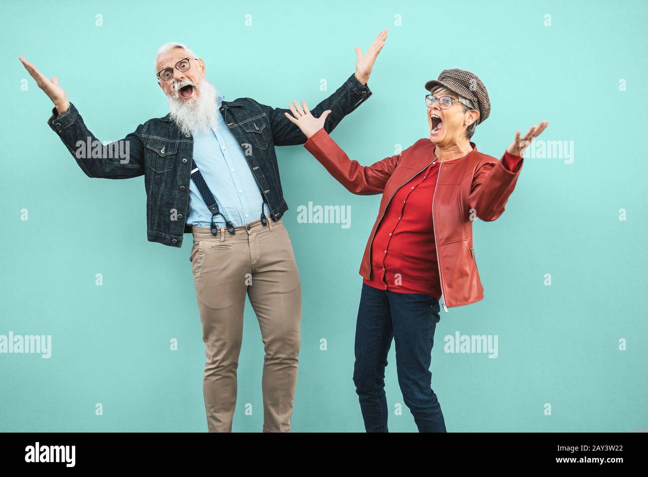 Felice coppia senior divertirsi insieme all'aperto - Uomo Pensionato e donna che celebra momenti pazzi Foto Stock