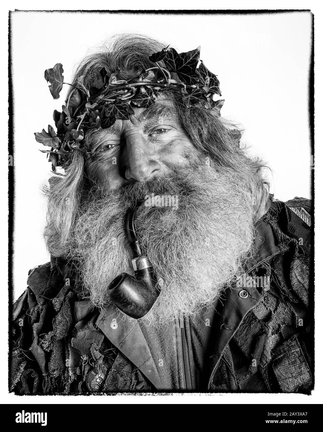 Pipe fumo uomo in costume Bogie al tradizionale Hastings Jack in the Green Festival. Hastings. Sussex Orientale. Inghilterra. REGNO UNITO Foto Stock