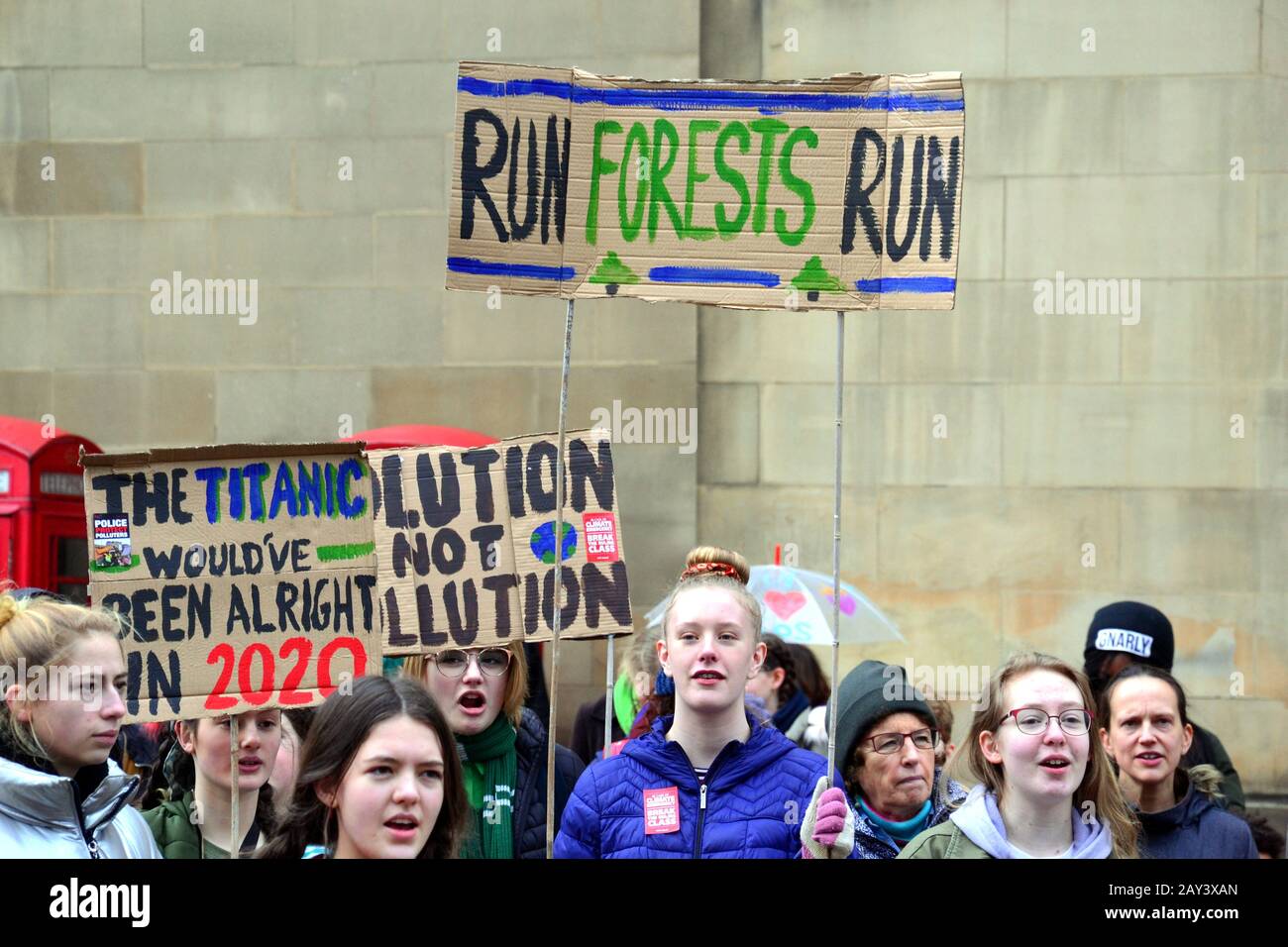 I giovani fanno pressioni affinché si agisca per prevenire il cambiamento climatico alla protesta del 14th febbraio 2020 dello sciopero dei giovani di Manchester, nel regno unito. Gli organizzatori dicono: 'La rete climatica dei roditori (UKSCN) è un gruppo di gran parte sotto 18s che si prende per le strade per protestare contro la mancanza di azione del governo sulla Crisi climatica. Stiamo mobilitando un numero senza precedenti di studenti per creare un movimento forte e inviare un messaggio che siamo stanchi di essere ignorati". Foto Stock